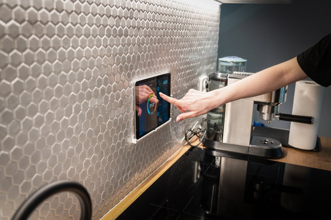 Smart Tech Gadgets Enhancing Daily Life for Modern Individuals Image 1