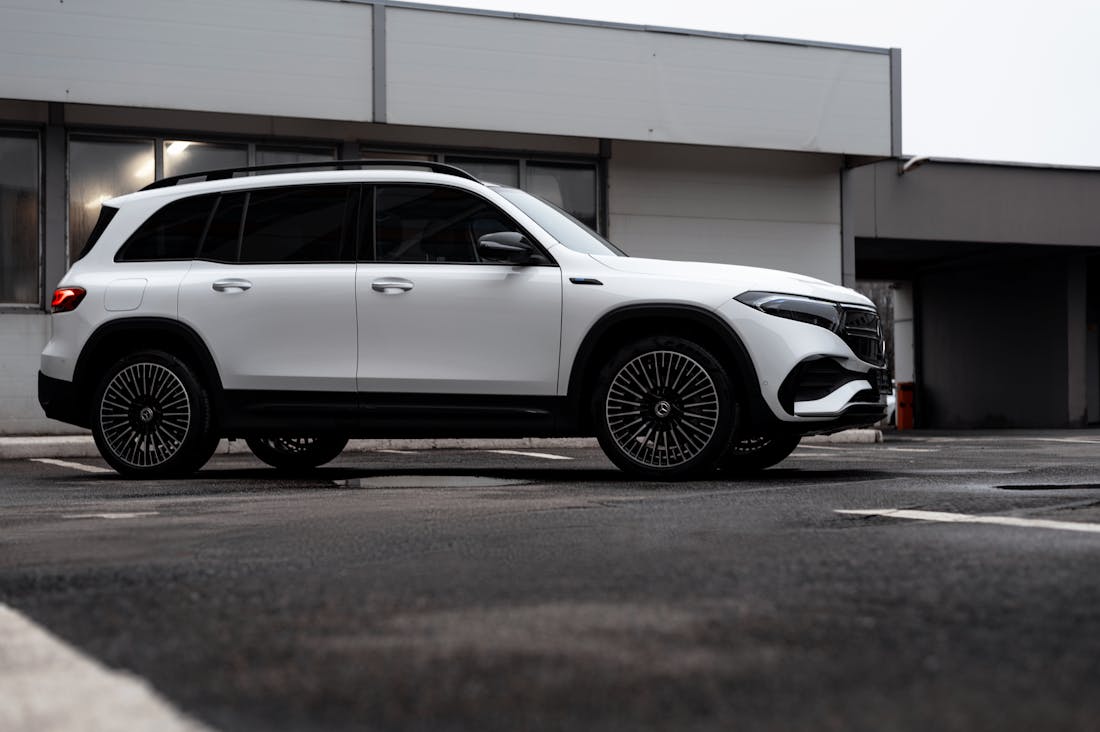 Luxury Car Features Elevating Driving Experiences in Modern Vehicles Image 3