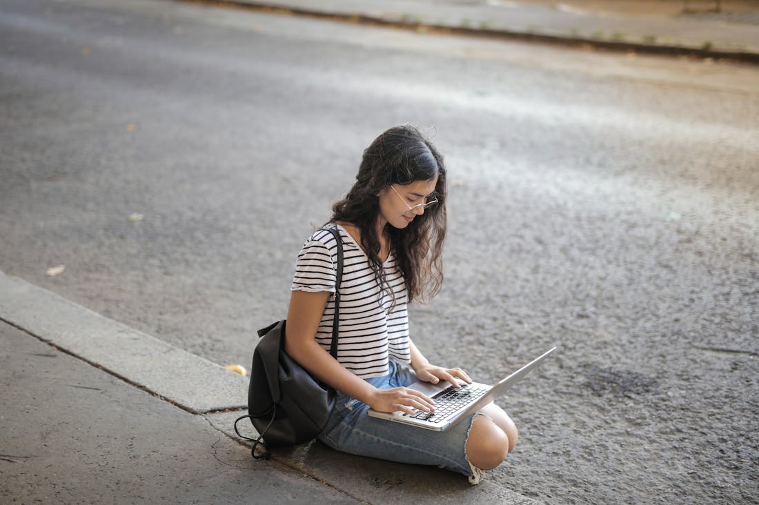 Balancing Work and Travel: Strategies for Remote Professionals Image 3
