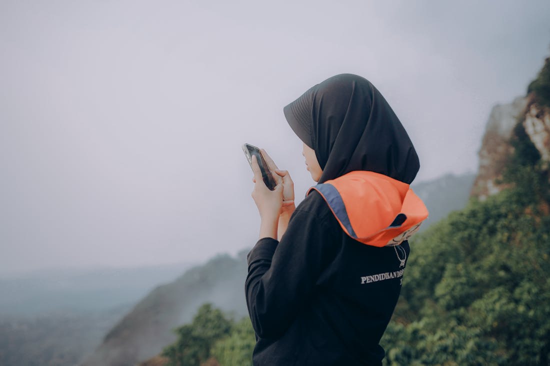 Embracing the Digital Age: How Technology is Transforming our Daily Lives and Connections Image 3