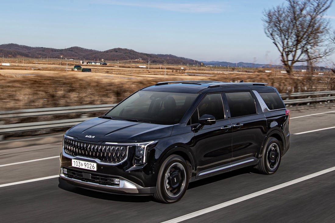 Essential Features of Modern Automobiles That Enhance Safety and Comfort Image 2