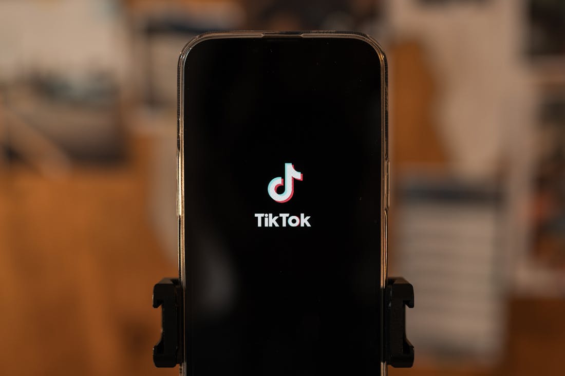 Mastering Modern Communication: The Role of Tech in Building Meaningful Connections Image 1