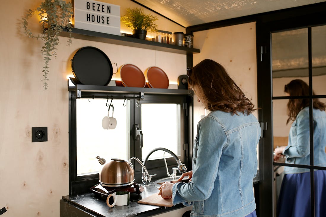 Minimalist Lifestyle Changes for a Clutter-Free Home Image 3