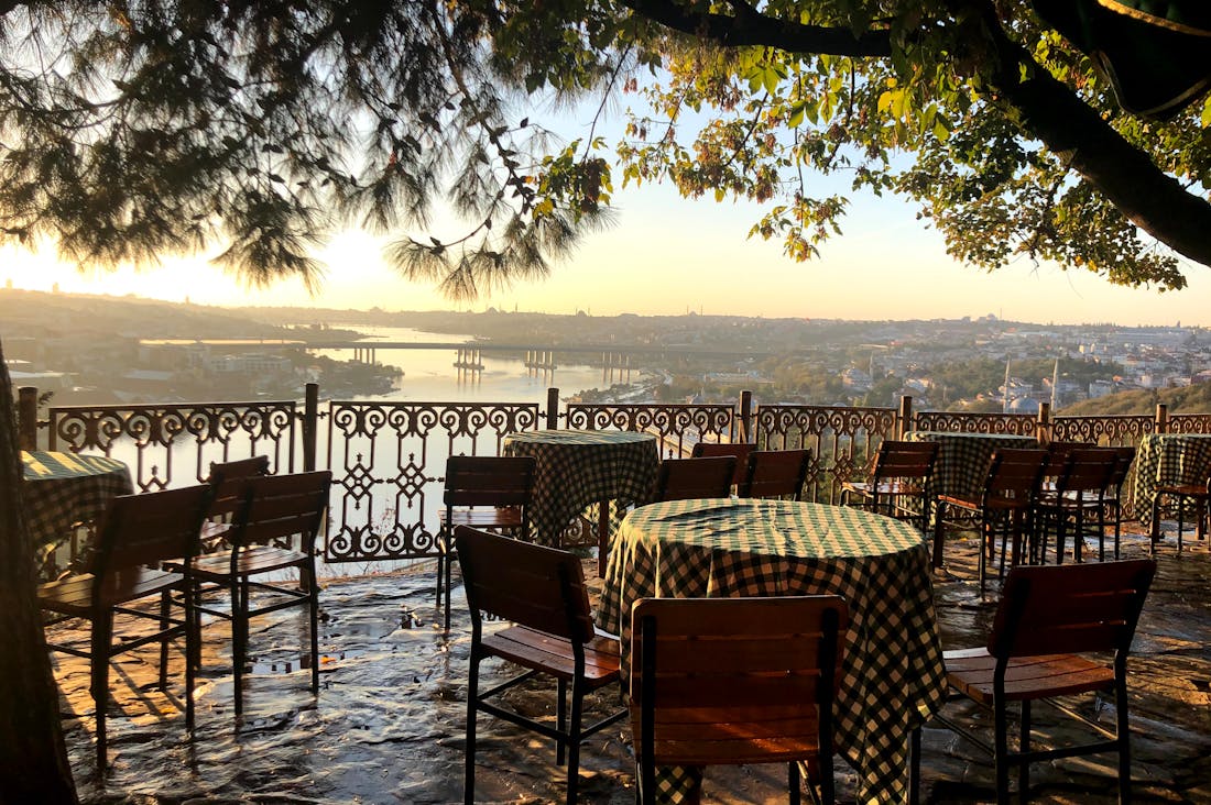 Navigating Modern Travel Trends for Memorable Adventures Image 1