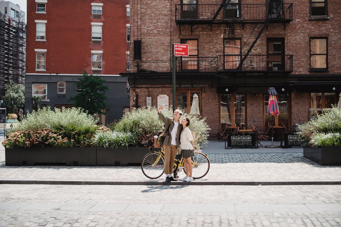 Navigating the Digital World: How Technology Shapes Our Financial Futures and Relationships Image 2