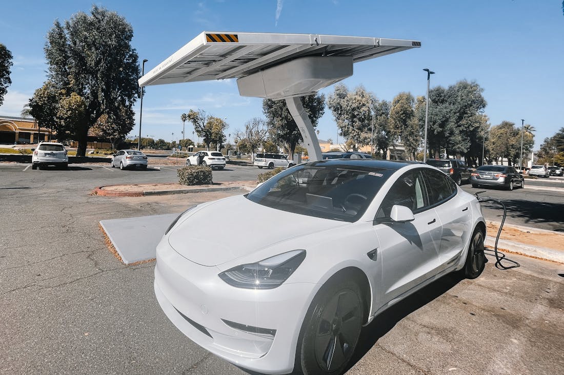 Revolutionizing Commute: How Electric Vehicles are Changing the Auto Landscape Image 2