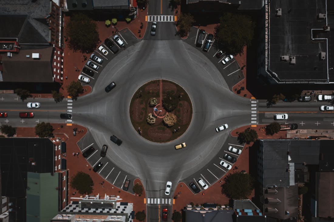 Smart Automotive Features Driving Efficiency and Safety in Modern Vehicles Image 3