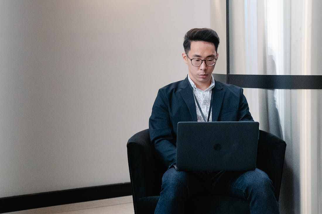 Smart Investing in the Digital Age: Navigating the Complex World of Finance Image 2