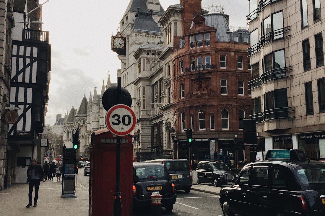 The Future of Transportation: How Electric Vehicles are Redefining Our Commuting Experience Image 2