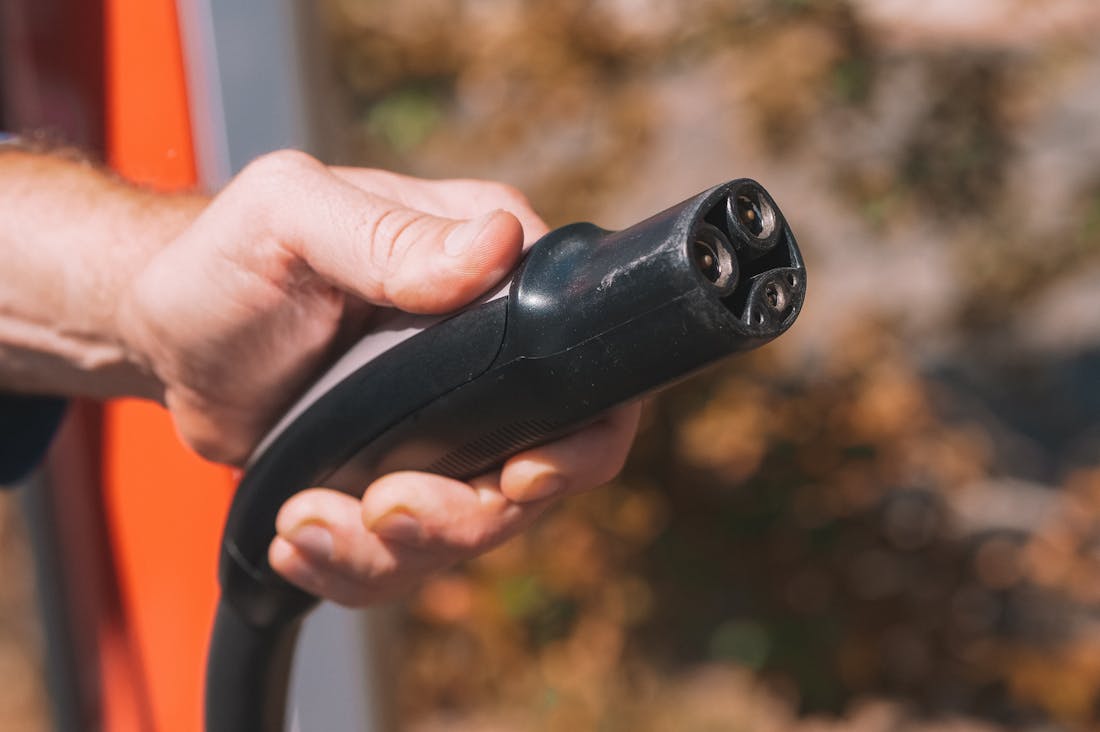 Navigating the Future of Electric Vehicles: Innovations and Challenges Ahead Image 2