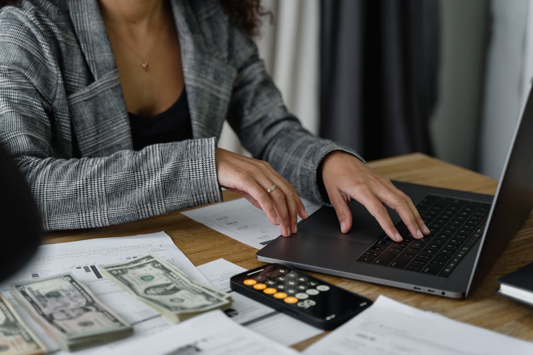 Investment Strategies for Young Professionals in a Digital Age Image 1