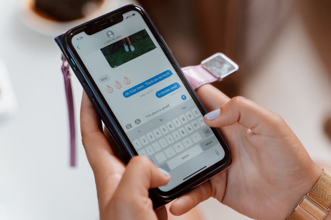 Innovative Ways to Stay Connected with Loved Ones While Traveling Image 1